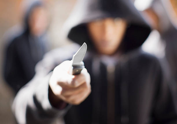 man threatening with pocket knife - snijden fotos stockfoto's en -beelden