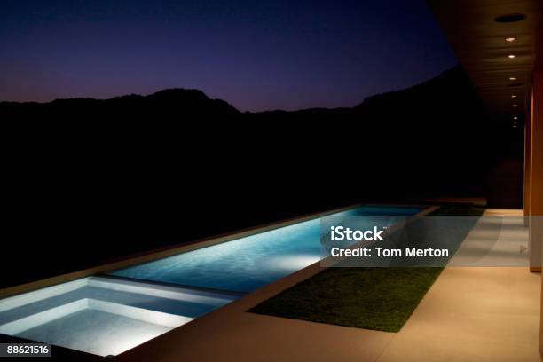 Exterior Da Casa Moderna E Piscina À Noite - Fotografias de stock e mais imagens de Noite - Noite, Piscina, Luxo