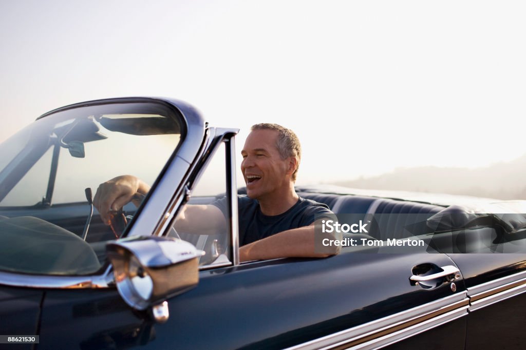 Homme au volant convertible - Photo de Voiture libre de droits