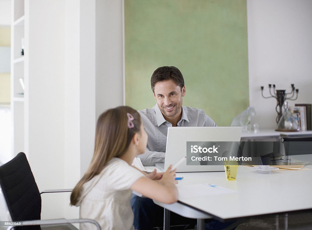 Pai de trabalho à Mesa enquanto Menina desenha - Royalty-free Ensino doméstico Foto de stock