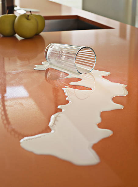 クローズアップのミルク spilled カウンター - spilling ストックフォトと画像
