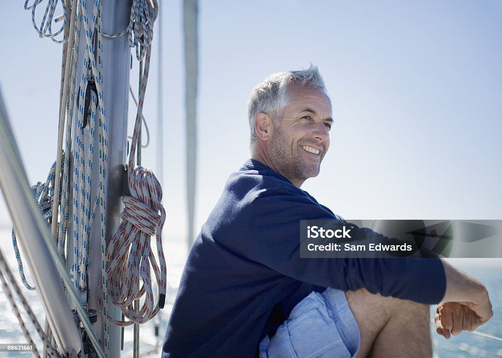 Hombre sentado en la terraza de barco - Foto de stock de Hombres libre de derechos