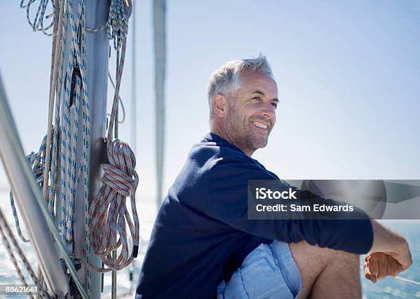 Hombre Sentado En La Terraza De Barco Foto de stock y más banco de imágenes de Hombres - Hombres, Navegación, Lujo