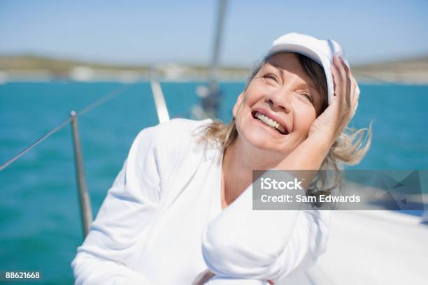 Mulher Sentada No Convés De Barco - Fotografias de stock e mais imagens de Veleiro - Veleiro, 55-59 anos, Adulto