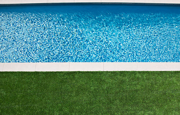 верхний ракурс современный плавательный бассейн - lap pool фотографии стоковые фото и изображения