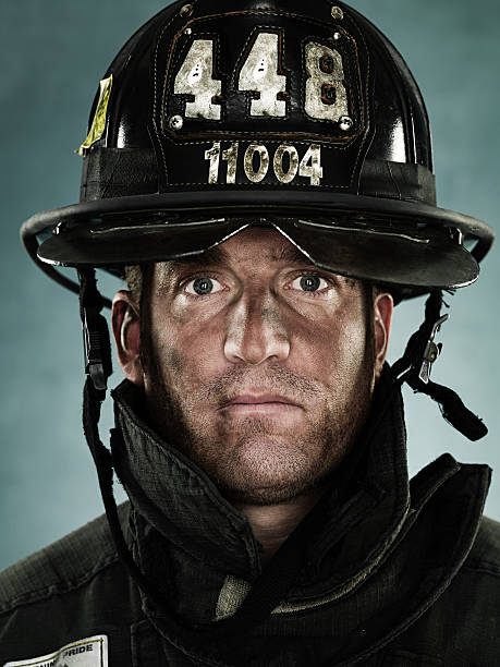 retrato de bombero - fire department heroes portrait occupation fotografías e imágenes de stock