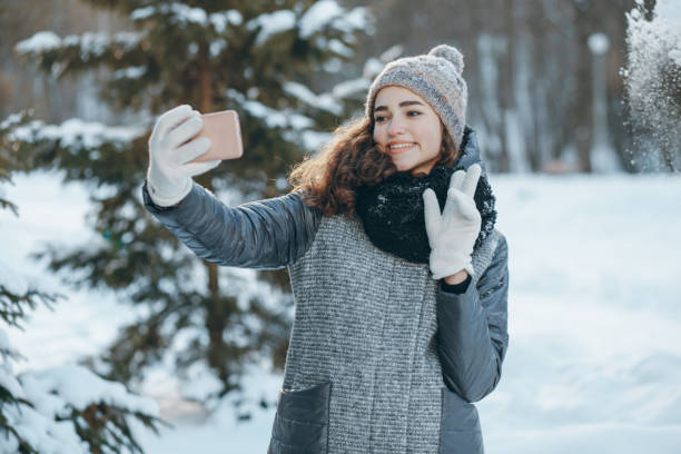 istock Girl with phone 886237546