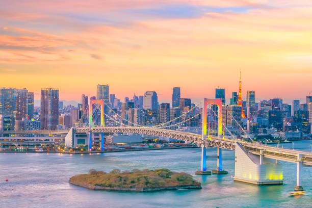 istock Tokyo skyline with Tokyo tower and rainbow bridge 886295014