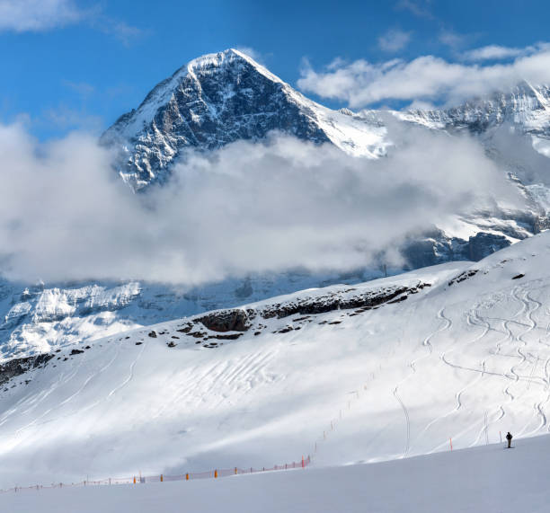 complejo monte eiger y estación de esquí de grindelwald en suiza. - monch fotografías e imágenes de stock