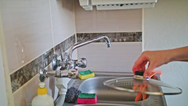 istock Woman Washing Dishes 886303084