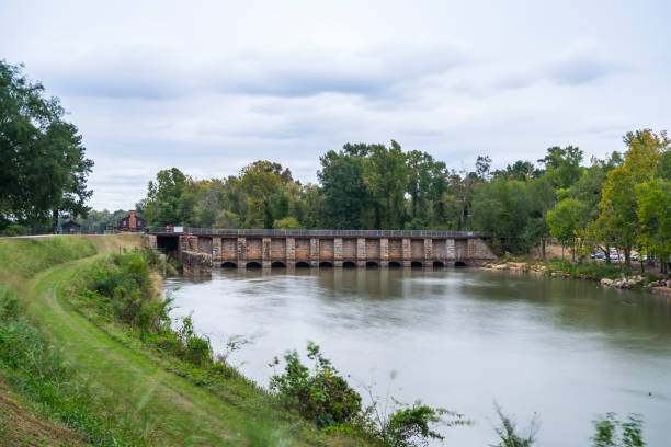 istock Columbia Canal Diversion Dam 886346638