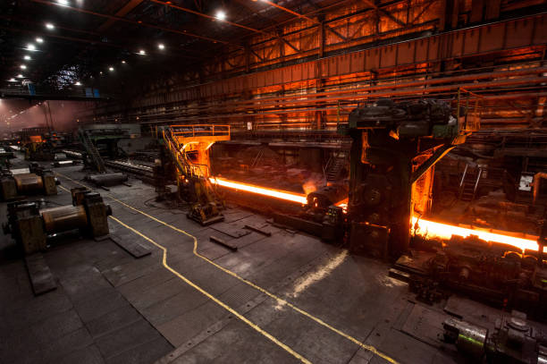 o processo de produção no moinho de rolamento - steel mill - fotografias e filmes do acervo