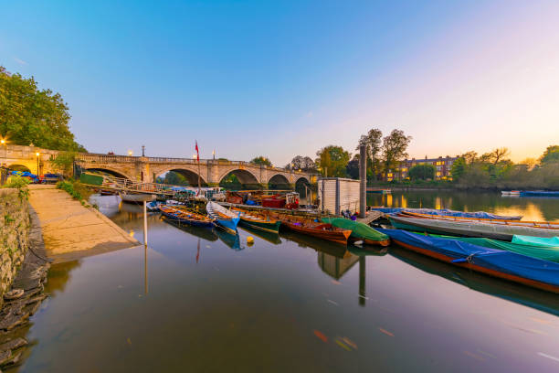 istock Boats and richmond bridge at dusk 886370116