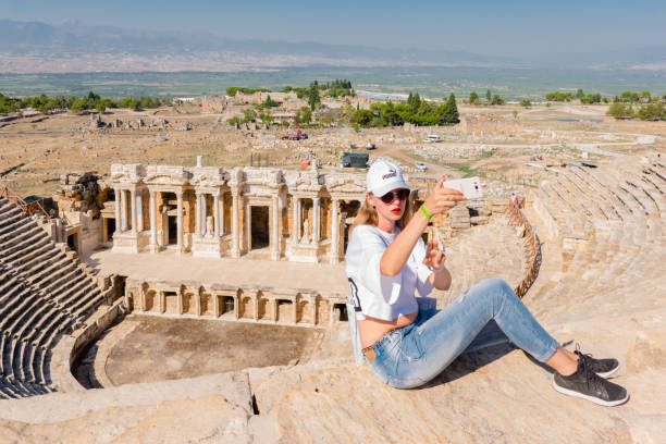 древний амфитеатр в иераполисе, памуккале, турция. - hierapolis stadium stage theater amphitheater стоковые фото и изображения