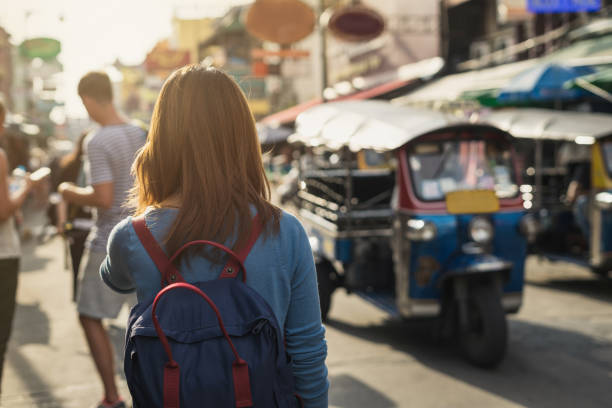 viajero mujer joven caminando camino de khao san - khao san road fotografías e imágenes de stock