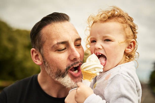 la crème glacée est un bonheur instantané - ice cream people food recreational pursuit photos et images de collection