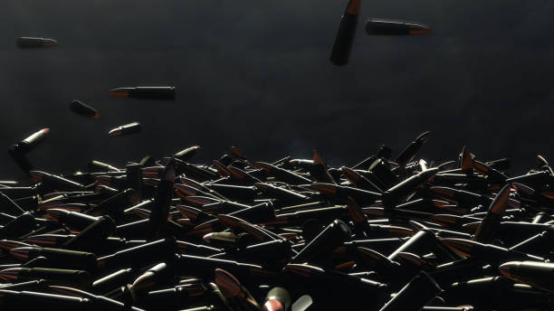 多くの弾丸はテーブルの上に落ちる。背景の暗い壁に - rifle bullet war sport ストックフォトと画像