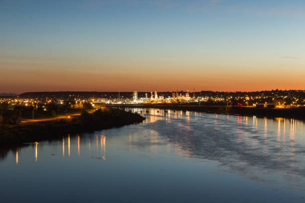 lumières de la ville au-dessus de la rivière missouri - montana photos et images de collection