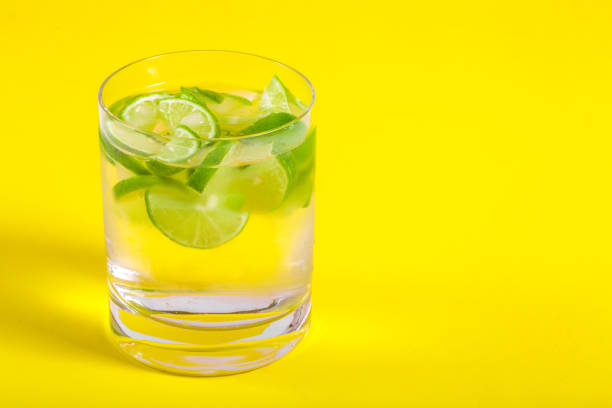 pij z lodem limonki - glass ice tonic water frozen zdjęcia i obrazy z banku zdjęć