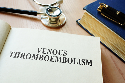 Libro con título la enfermedad tromboembólica venosa ETV. photo