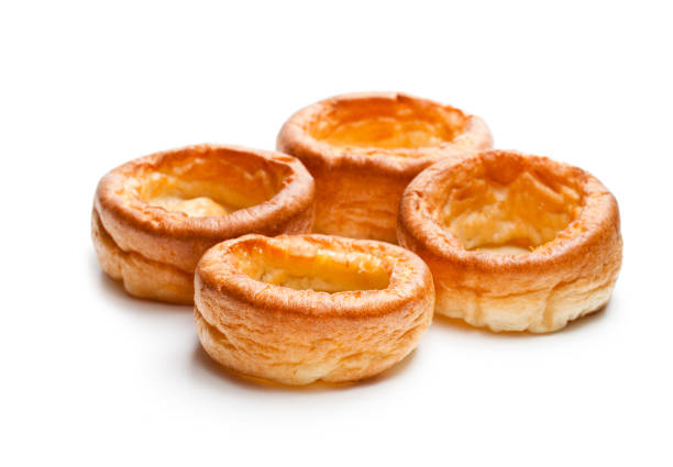 pudines de yorkshire aislados sobre fondo blanco - yorkshire pudding fotografías e imágenes de stock