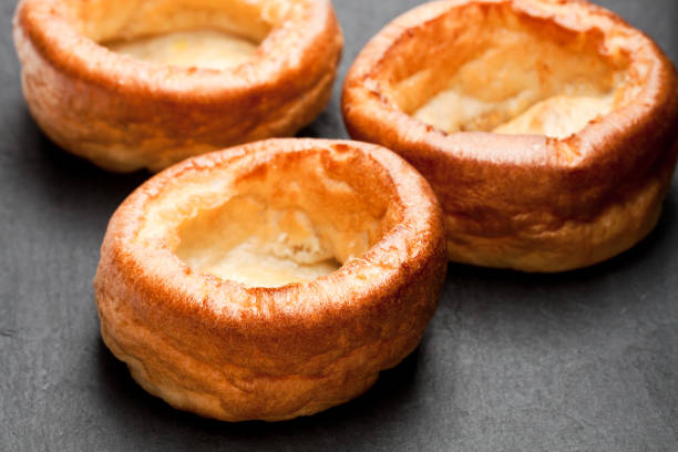 йоркширские пудинги изолированы на фоне черного камня - yorkshire pudding стоковые фото и изображения