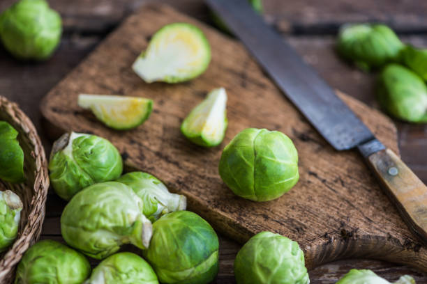 bruselas sprouts  - brussels sprout raw brown close up fotografías e imágenes de stock