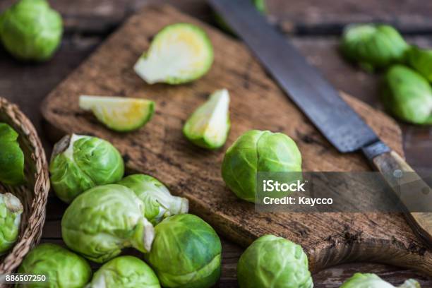 Bruselas Sprouts Foto de stock y más banco de imágenes de Col de Bruselas - Col de Bruselas, Col, Cortar