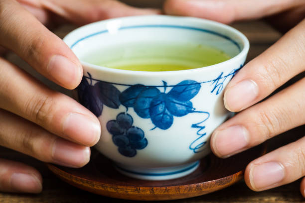bouchent thé japonais - japanese tea cup photos et images de collection