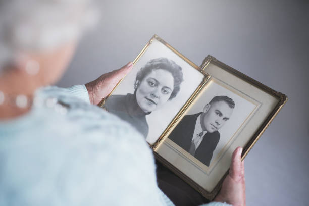 istock Looking through snapshots from the past 886519760