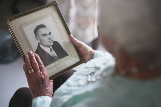 il était tel un homme attentionné et genre... - veuve photos et images de collection