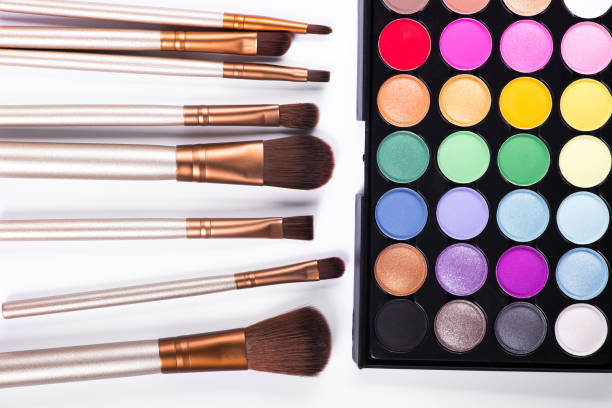 istock palette and beauty brush isolated 886521110