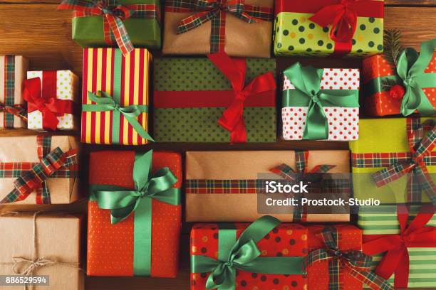 Navidad Año Nuevo Y Otros Cuadros De Vacaciones Cultivo Closeup Foto de stock y más banco de imágenes de Regalo