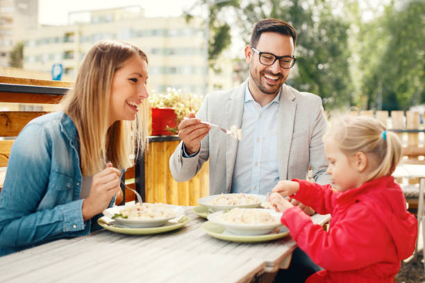 istock Family enjoying restaurant 886529834