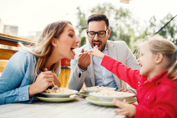 istock Family enjoying restaurant 886529878