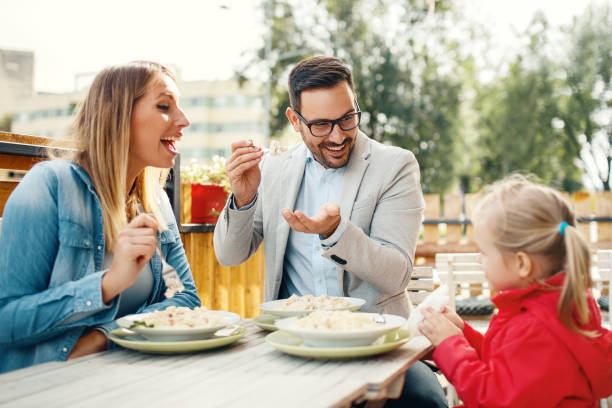 istock Family enjoying restaurant 886529958