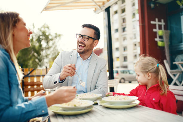 istock Family enjoying restaurant 886530074