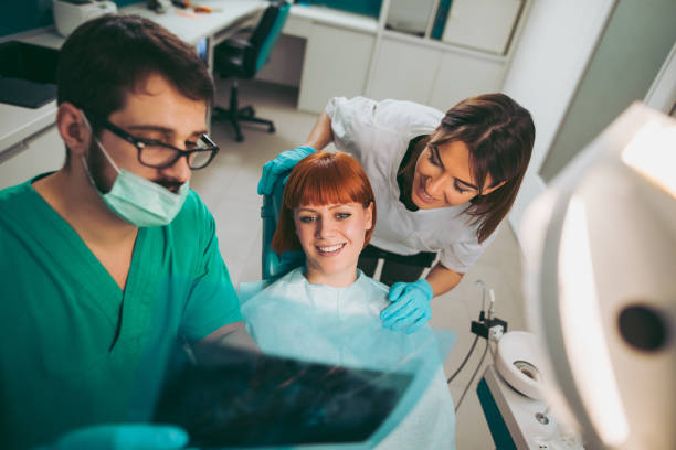 affichage de radiographie des dents à la patiente de dentiste - dental assistent photos et images de collection