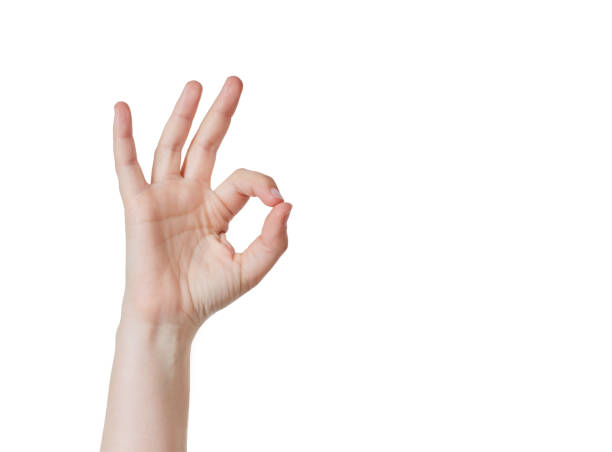 mano derecha levantada da la señal de "ok a" contra blanco - ok sign fotografías e imágenes de stock