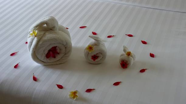 istock Hotel towels formed like birds 886575200