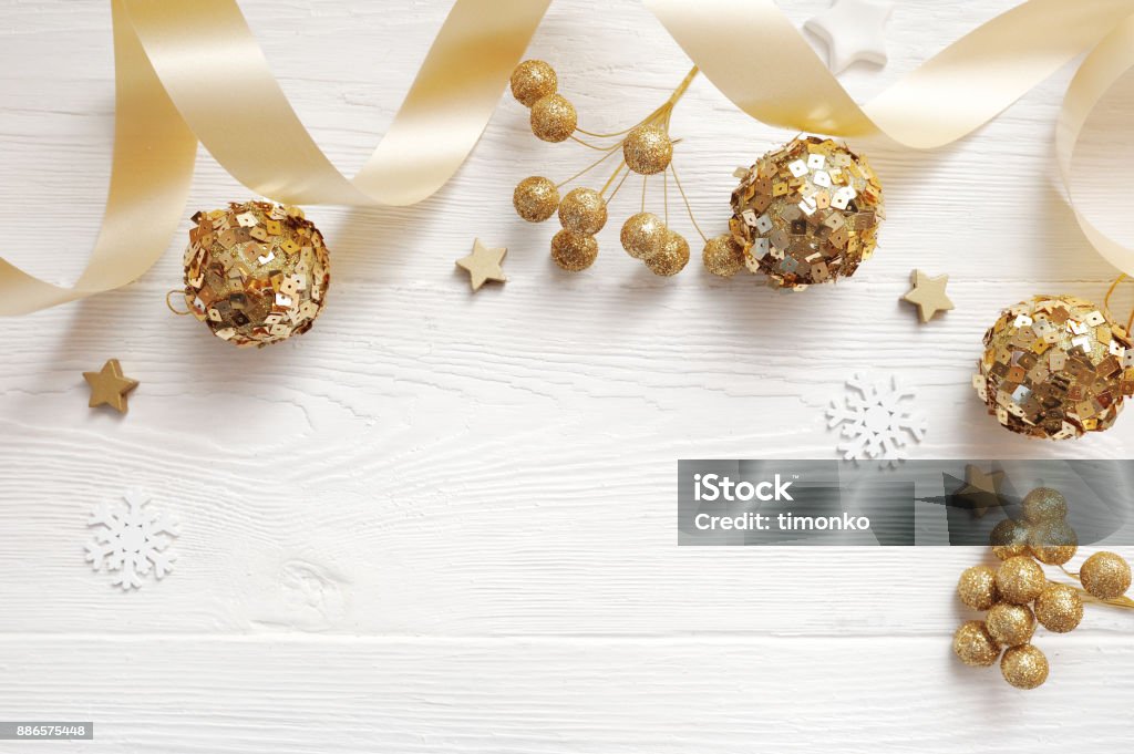 Vista superior de decoración de Navidad de maqueta y bola de oro, flatlay sobre un fondo blanco de madera con una cinta, con lugar para el texto - Foto de stock de Navidad libre de derechos