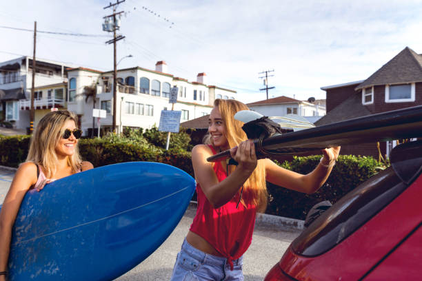 それは常に、ここカリフォルニアでサーフィンに良い一日です。 - santa monica surfing beach city of los angeles ストックフォトと画像