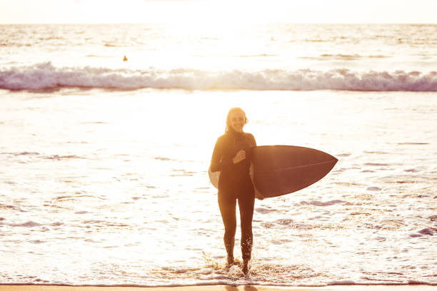 es ist immer ein guter tag, um hier in kalifornien surfen - santa monica surfing beach city of los angeles stock-fotos und bilder