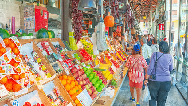 サン ・ ミゲル市場の屋内は、マドリード、スペインにある屋根付き市場です。 - market stall spain fruit trading ストックフォトと画像