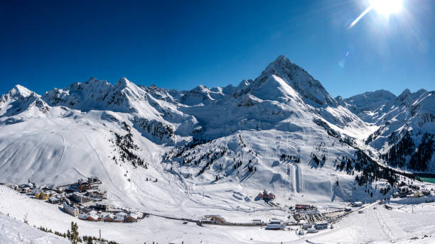 panorama austriackiego zimowego ośrodka narciarskiego - ski resort village austria winter zdjęcia i obrazy z banku zdjęć