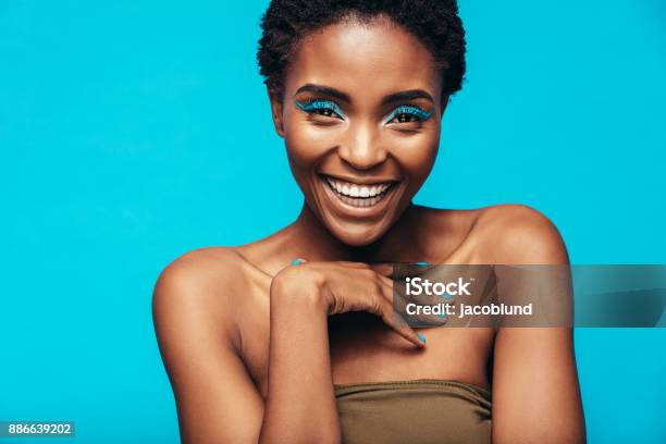 鮮やかな化粧品で美しいアフリカ女性 - メイクアップのストックフォトや画像を多数ご用意 - メイクアップ, 女性, 女性一人
