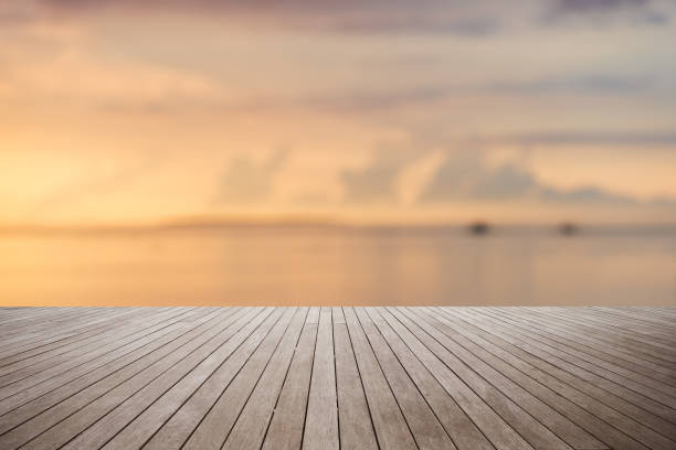 piattaforma in legno con tramonto sullo sfondo del mare - light relaxation blue lake foto e immagini stock