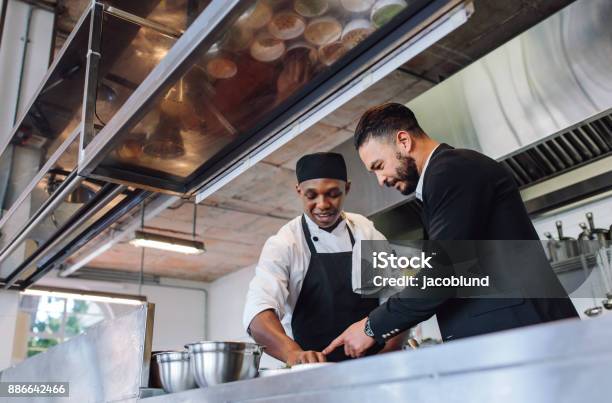 Foto de Gerente De Restaurante Com Chef Na Cozinha e mais fotos de stock de Restaurante - Restaurante, Chef de cozinha, Gerente