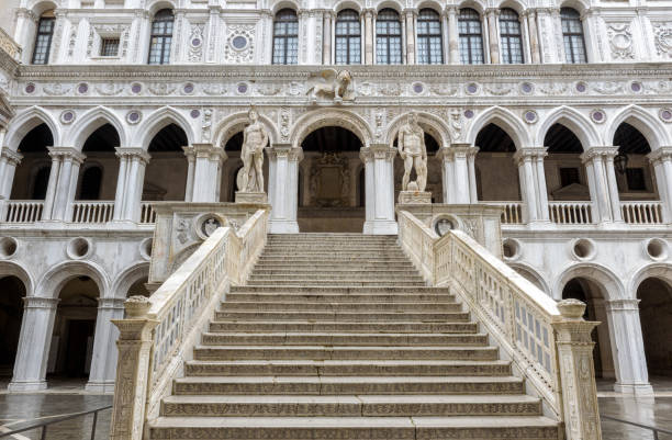 palacio ducal en venecia, italia - doges palace palazzo ducale staircase steps fotografías e imágenes de stock