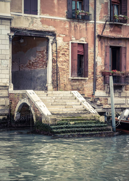 vecchia casa sul canal grande a venezia, italia - steps staircase water doorway foto e immagini stock